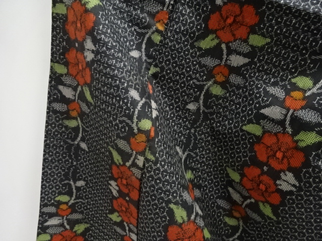  アンティーク　花縞模様織り出し本場村山泥大島紬着物